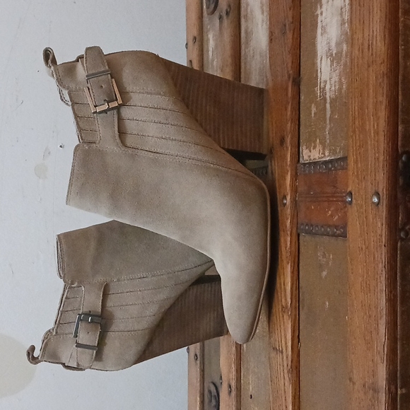 Guess Shoes - EUC Women's Suade Guess Booties